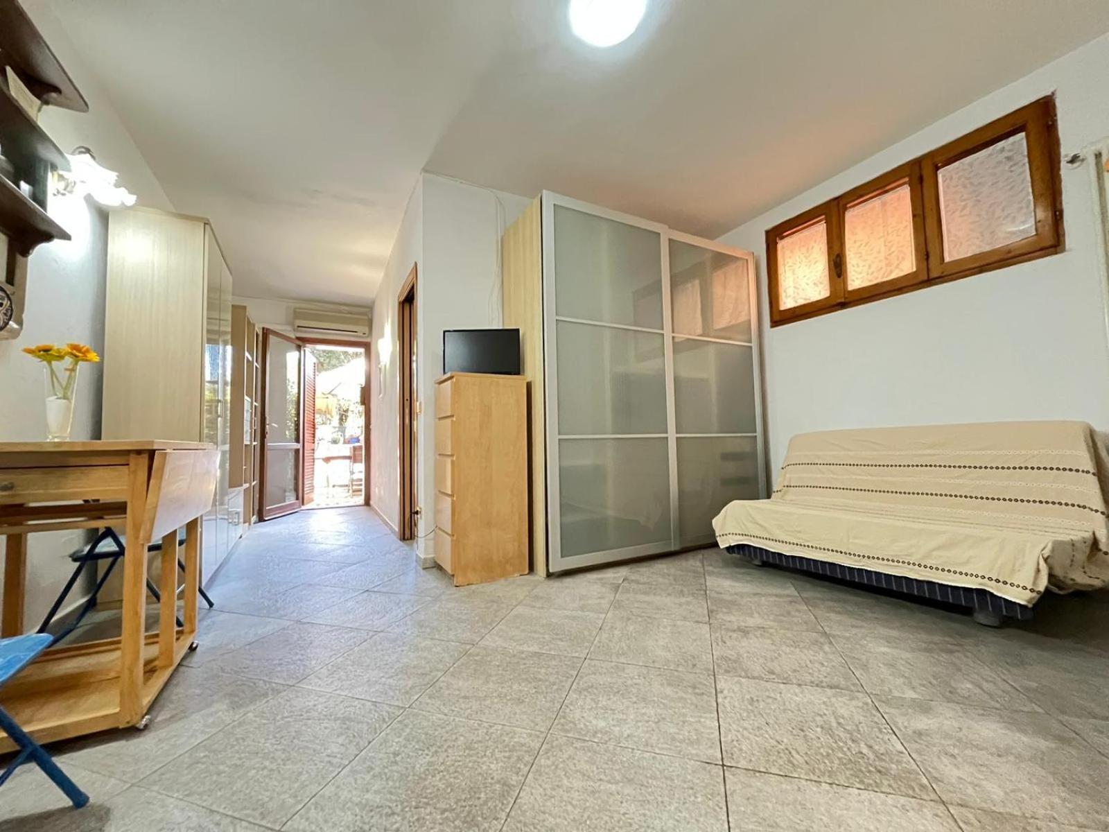 Oasy Apartament Lägenhet Tirrenia Exteriör bild